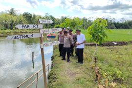 Polres Trenggalek salurkan benih ikan kembangkan wisata rintisan