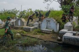 Aksi Gotong Royong Bersihkan Komplek Makam China Page 1 Small