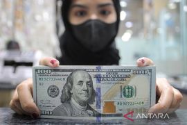 Dolar melemah karena mata uang komoditas naik