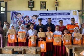 PT CMI  salurkan bantuan untuk 117 siswa SDN 11 Air Upas
