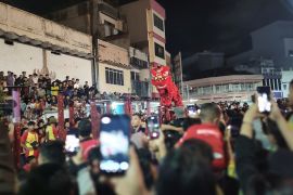 Barongsai itu kembali menari malam Imlek