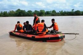 Basarnas Sulsel mencari korban tenggelam di Sungai Jeneberang