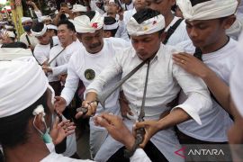 Kesurupan massal warnai Tradisi Ngerebong di Bali