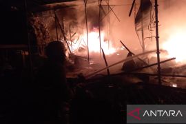 Lapak barang bekas ludes terbakar