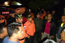 Tim SAR gabungan evakuasi belasan anggota komunitas motor trabas tersesat di hutan