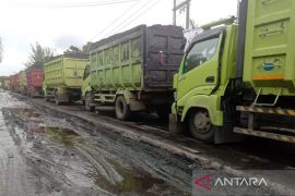 Warga Teluk Sepang keluhkan antrian truk batu bara di Pulau Baai