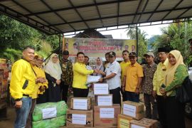 Golkar Padang salurkan bantuan untuk korban banjir di Batu Busuak