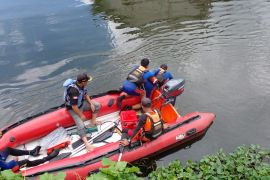 Tim SAR melanjutkan pencarian pemuda jatuh di DAS Tondano