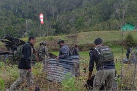 TNI-Polri dan Pemkab Pegubin kerja bakti bangun kembali Kiwirok