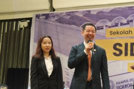 Suami istri raih gelar doktor bareng di ITS