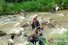 Tim SAR gabungan evakuasi jasad perempuan di aliran sungai Cipelang Kota Sukabumi