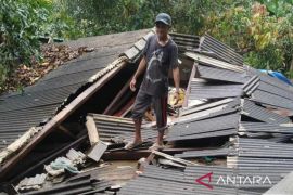 Dua rumah warga di Natuna rusak akibat angin kencang