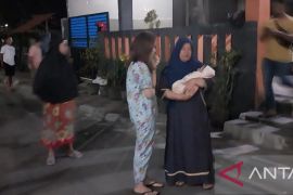 Warga temukan tas kresek berisi bayi laki-laki