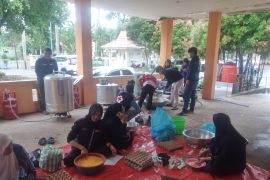 Dinsos bantu logistik dan buka dapur umum untuk warga terdampak banjir