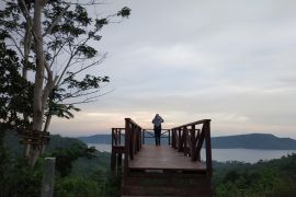 Sentuhan mahasiswa KKN Unram-Pokdarwis di obyek wisata Buwun Mas View