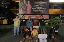 Polisi tangkap dua pencuri aki tower Telkomsel saat akan menjualnya di Jalan By Pass Padang