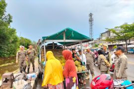 Satpol-PP Batola tertibkan PKL Handil Bakti