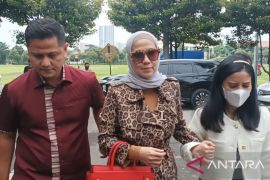 Venna Melinda datangi Mapolda Jatim untuk serahkan bukti-bukti kasus KDRT