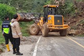 Lintasan Takengon-Blangkeren putus total akibat longsor