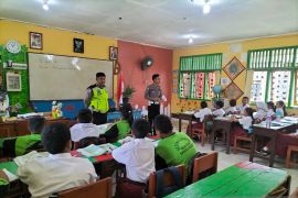 Polisi Bangka Barat bagikan helm kepada siswa SD