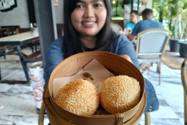 Manis gurihnya onde-onde isi telur asin yang bikin lumer
