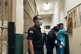 Petugas Lapas Pemuda Madiun geledah kamar napi cegah gangguan keamanan