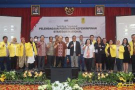 Iluni UI dan mahasiswa SKSG UI kerja sama telisik ketahanan parpol