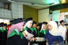 Gubernur Khofifah: Wisudawan harus miliki kemampuan atasi masalah kompleks