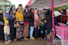 Operasi pasar sembako Pemprov Kalsel diserbu warga