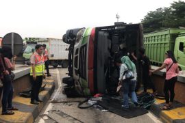 Kecelakaan bus karyawan sebabkan lima orang terluka