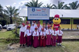 SGM Eksplor kolaborasi dengan Indomaret beri beasiswa  SD di Riau