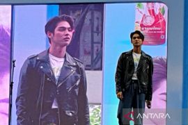 Aktor Thailand Bright Vachirawit ingin bawa pulang lato-lato usai memainkannya