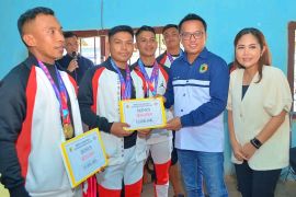 Bupati Delis serahkan bonus untuk atlit Morut peraih medali di Porprov IX di Banggai