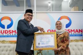 Pemkab Solok terima penghargaan predikat tertinggi dari Ombudsman RI perwakilan Sumbar