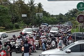 Jamaah Haul Guru Sekumpul padati lalu lintas di Banjarmasin menuju Martapura