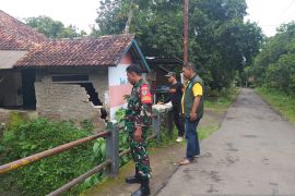 Petugas pantau jembatan dan rumah yang rusak diterjang banjir