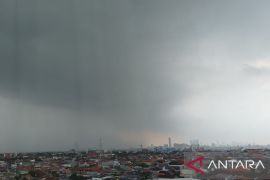 Minta warga Jatim waspada, Khofifah ingatkan potensi bencana hidrometeorologi sepekan ke depan