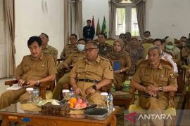 Bupati Sukabumi pastikan kebutuhan pokok tersedia