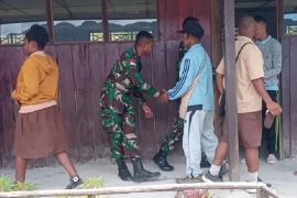 Prajurit Koramil Oksibil datangi sekolah pastikan aktivitas belajar
