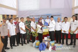 Bupati OKU salurkan bantuan bibit sayur dan buah