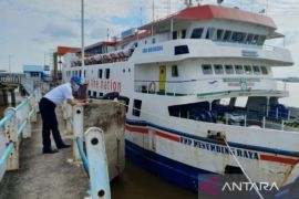 Pelabuhan Tanjung Api Api-Tanjung Kalian ditutup karena ombak besar