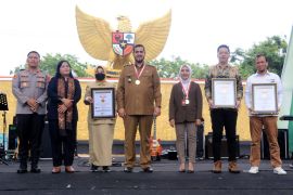 Pemkot Probolinggo pecahkan rekor MURI pembuatan meja lipat