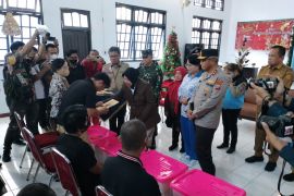 Mensos Risma serahkan bantuan kepada korban bencana banjir-tanah longsor di Manado