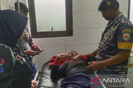 Anggota Lanal Banten temukan nelayan hilang kontak di Perairan Binuangen terdampar di Perairan Tasikmalaya
