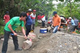 Padang Bergoro III, Semen Padang betonisasi jalan Gaduik Ketek Limau Manis Selatan sepanjang 1 KM