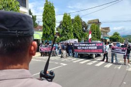 Warga pesisir Trenggalek gelar aksi protes limbah pemindangan