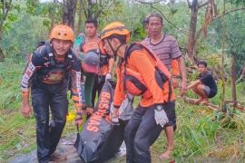 Pasangan suami istri terseret banjir Parepare Sulsel ditemukan meninggal