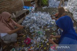 Inisiatif Ibu Rumah Tangga Dirikan Bank Sampah Page 1 Small