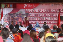 Ria Norsan serahkan 1.000 paket sembako di Kabupaten Landak