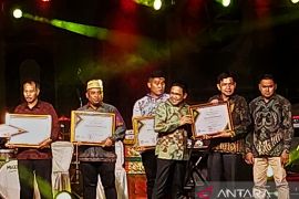 Mendes PDTT serahkan penghargaan untuk BUMDesma inspiratif dari Tapin